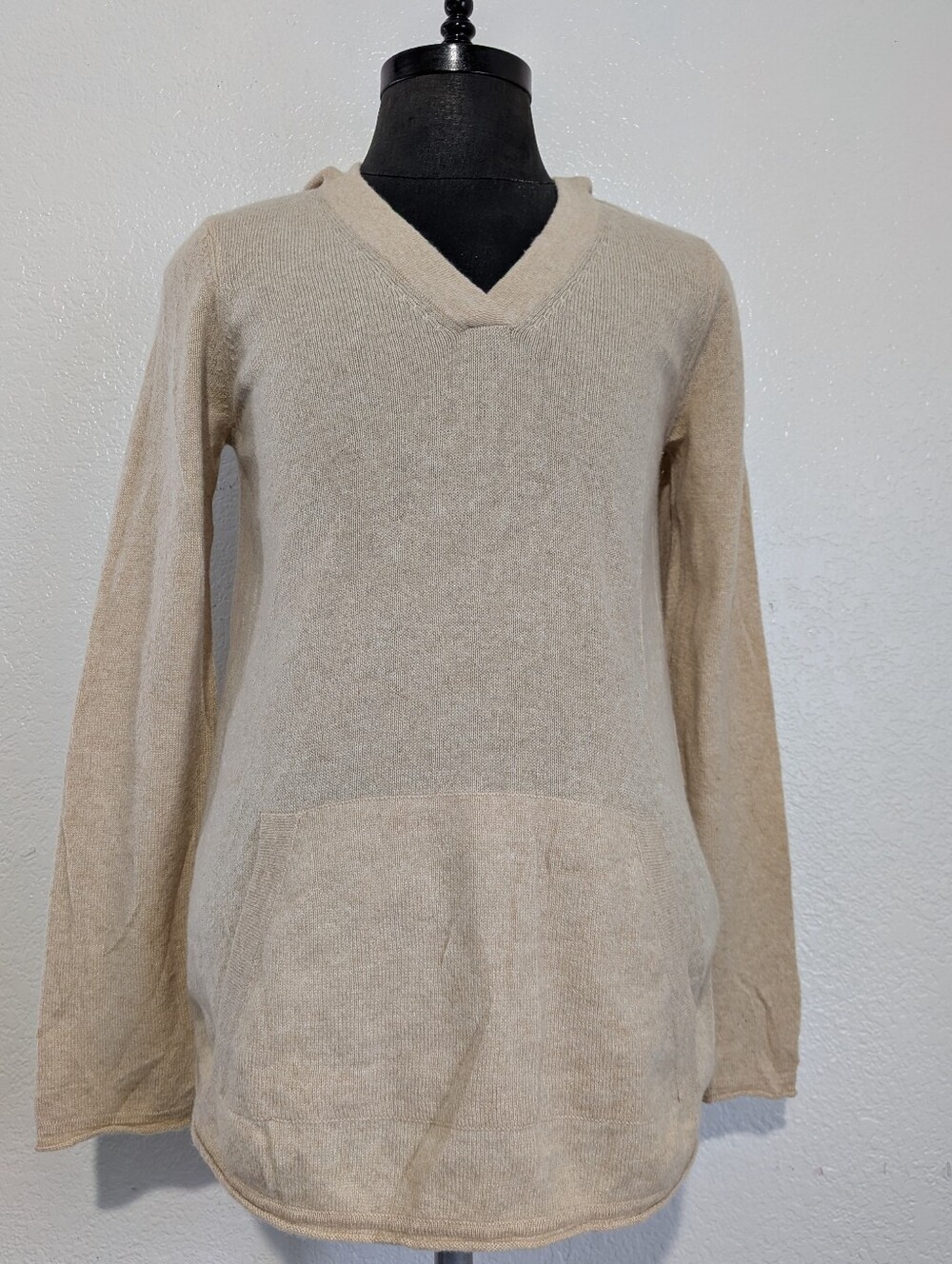 Lilly Pulitzer Cream V-Neck Cashmere Medium Pullover Kangaroo Pocket Sweater